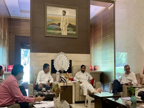 Union Minister Ram Vilas Paswan holding a meeting to curb onions price rise in New Delhi on Wednesday. 