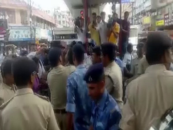 Clash erupts on the streets on Patna after woman filed for traffic rule violations. Photo/ANI