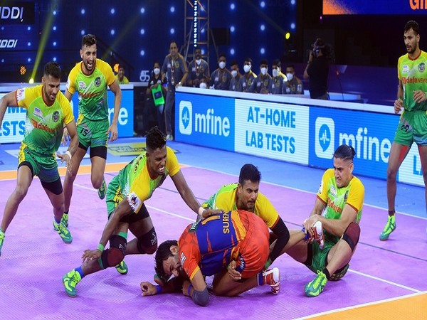 Patna Pirates defender Mohammadreza Shadloui grabs an ankle hold on U.P Yoddha raider Surender Gill in semi-final (Image: PKL)