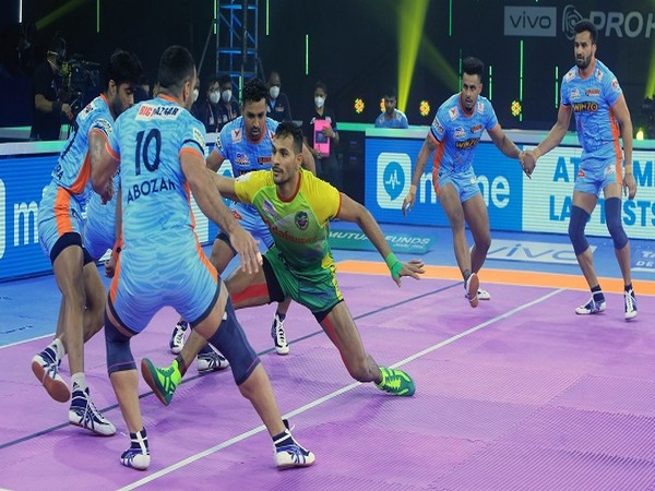 Patna Pirates raider Sachin attempts a raid against Bengal Warriors (Image: PKL)