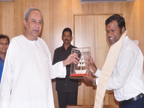 Odisha CM Naveen Patnaika facilitating Sudarsan Pattnaik for winning People's Choice Prize at Boston International Sand Art Championship Festival 2019 in USA.