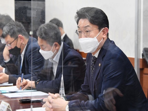 The government held a joint response meeting with ministries over the supply shortage of urea water solution  (Photo: NEWSIS)