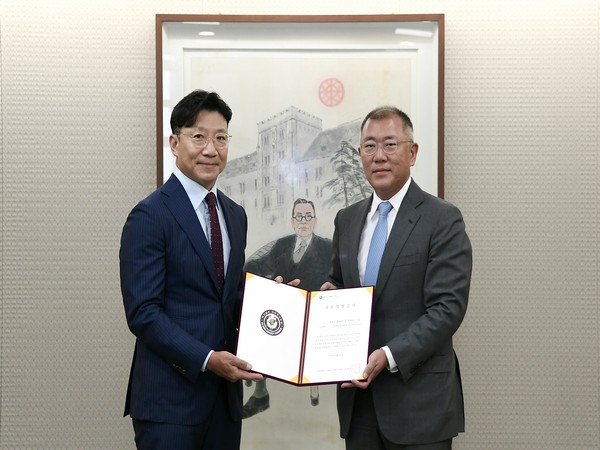 Hyundai Motor Group's Honorary Chairman Chung Mong-koo (right) will donate 10 billion won to Korea University Foundation to establish and operate 'Chung Mong-koo Vaccine Innovation Center'.