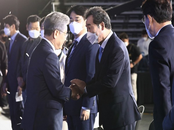 Gyeonggi Province Governor Lee Jae-myung and Former Prime Minister Lee Nak-yon ng are shaking hands. (Photo Credits: Newsis)