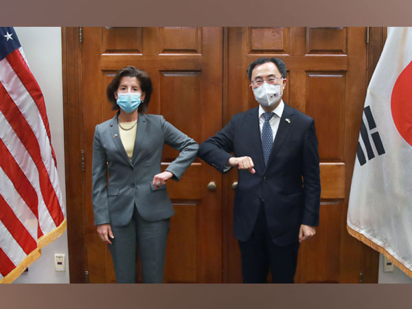 Trade, Industry and Energy Minister Moon Seung-Wuk with US Commerce Minister Gina Raymondo in Washington, DC. (Photo: Ministry of Trade, Industry and Energy)