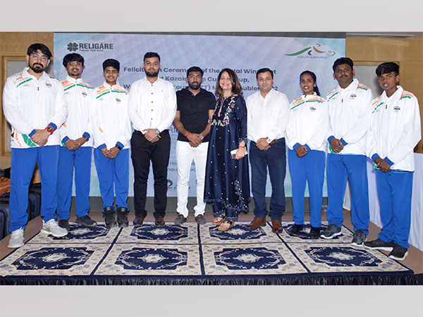 India Curling team at felicitation ceremony with Yogeshwar Dutt and CFI President Rashmi Saluja (Image:Curling Federation of India)