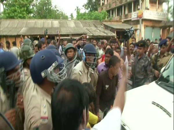 Security forces stop BJP leaders in Basirhat while they were taking the remains of the deceased BJP workers to the party office.