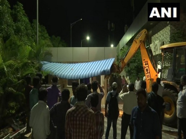 Demolition of 'Praja Vedike' underway in Andhra Pradesh