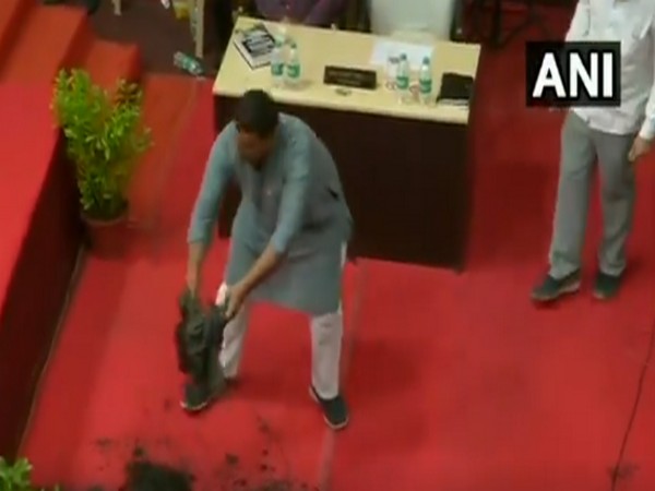 BJP Corporator, Manoj Prajapati, dumped sludge in the Legislative Assembly on Tuesday. Photo/ANI