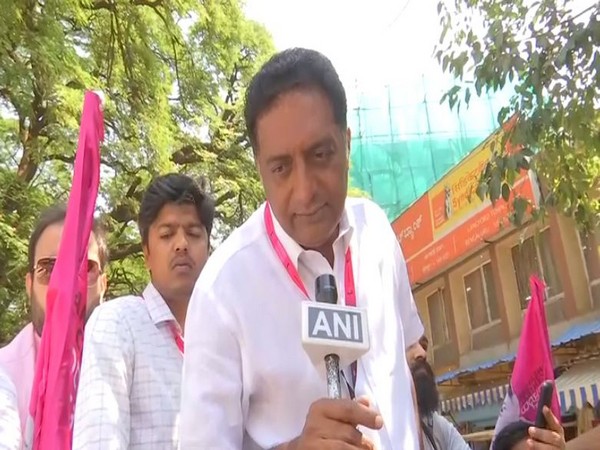 Prakash Raj speaking to ANI in Bengaluru. Photo/ANI