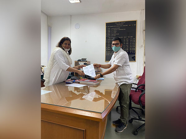  Independent MLA Prasad Gaonkar submits his resignation to Legislative Assembly Secretary Namrata Ulman (Photo/ ANI)