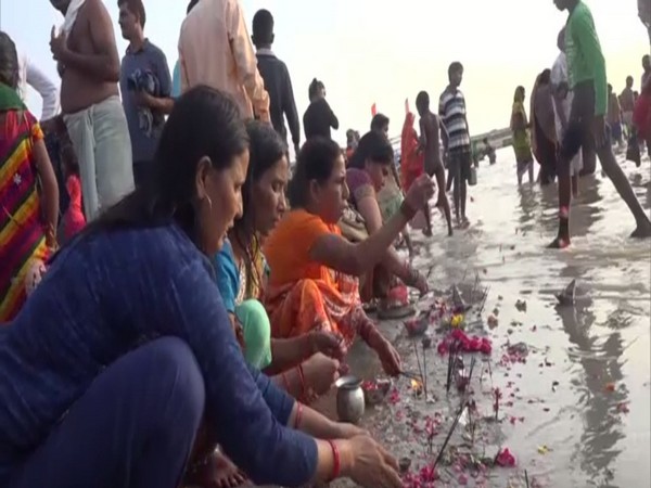 Devotees offering prayers and taking dips in Triveni Sangam. Photo/ANI