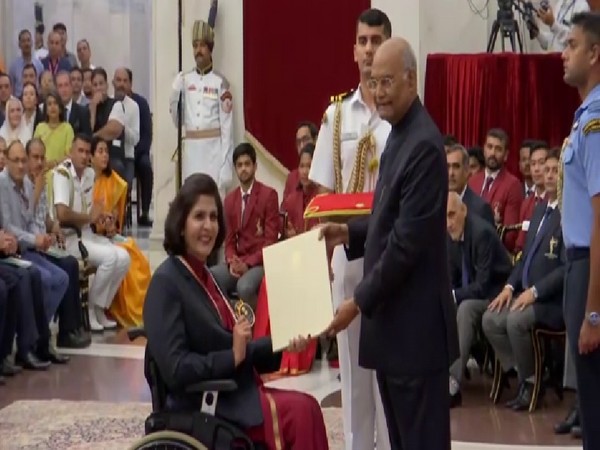Para-athlete Deepa Malik receiving the Rajiv Gandhi Khel Ratna award from President Ram Nath Kovind at a function here on Thursday. Photo/ANI