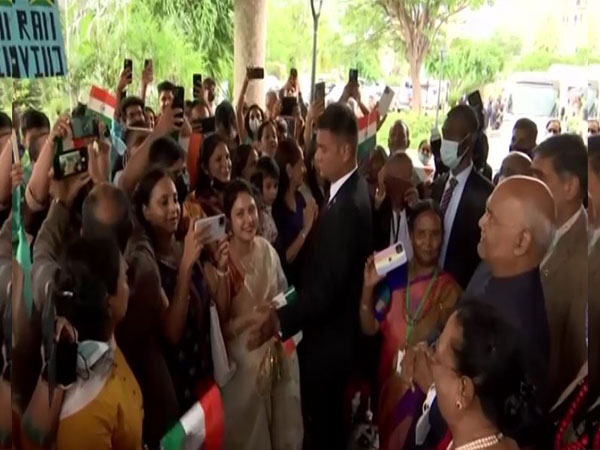 President Ram Nath Kovind greeting Indian diaspora in Jamaica (Photo/ANI)