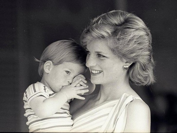 young Prince Harry and Princess Diana 