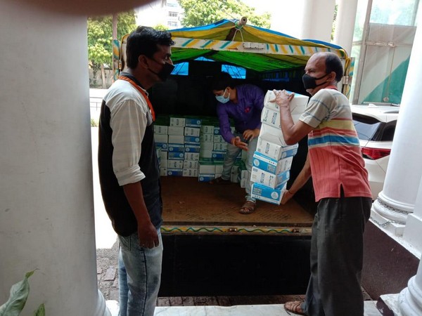 Congress leader Priyanka Gandhi sends one lakh masks to Uttar Pradesh