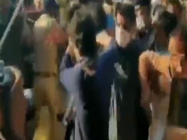 Congress leader Priyanka rescues Kamal Kishore after scuffle broke out with police at DND. Photo/ANI