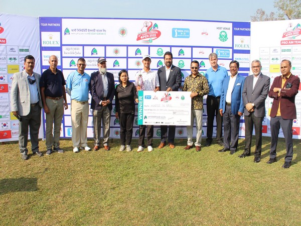 Kshitij Naveed Kaul lifting Chattogram Open 2022 title (Image: PGTI)