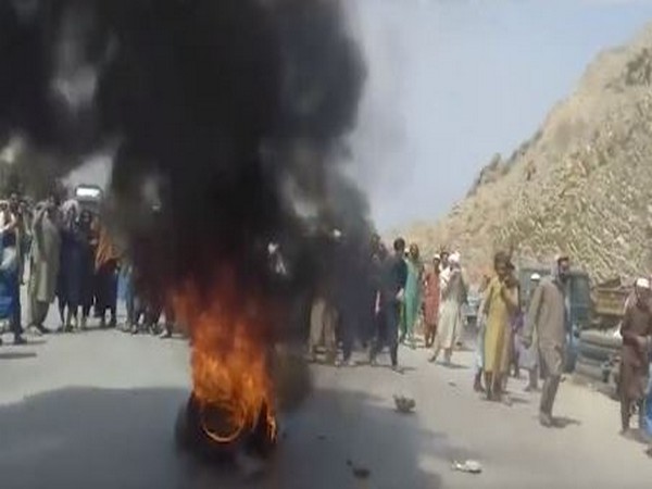 Nangarhar residents hold rally against Pakistani air strikes. (Twitter/Tolo News)