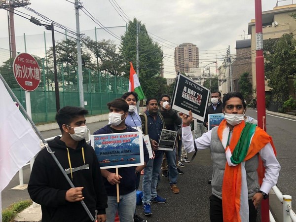 People protesting against Pakistan's invasion of Jammu and Kashmir on October 22, 1947, in front of the Pakistan Embassy in Tokyo on Thursday.