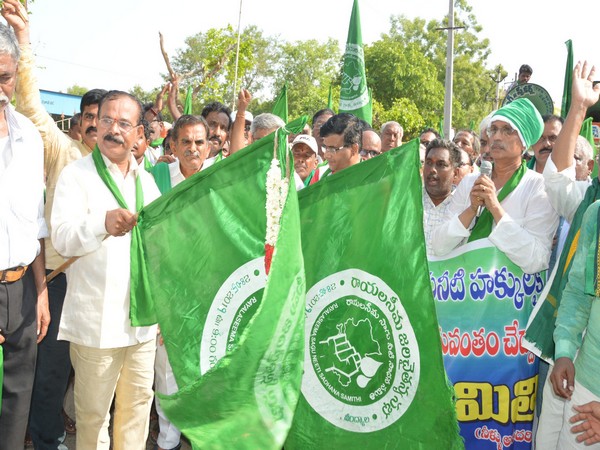 100 km-long footmarch launched by Rayalaseema Saaguneeti Sadhana Samiti on Tuesday in Andhra Pradesh. Photo/ANI