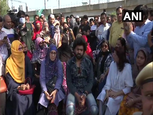 Resident Welfare Association (RWA) members and Delhi Police meet Shaheen Bagh protestors ob Tuesday. (Photo/ANI)