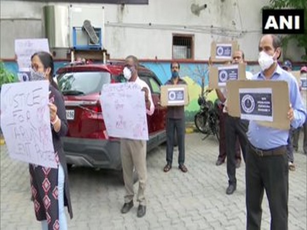 Journalists stage protest demanding judicial inquiry into death of a journalist who jumped off AIIMS building on July 6 on Tuesday. Photo/ANI