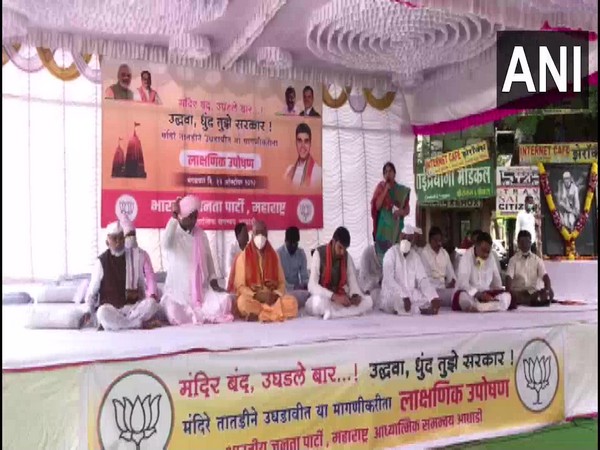 BJP workers staged protest outside temples in Maharashtra on Tuesday. (Photo/ANI)