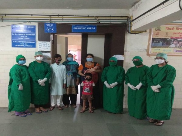 Both the children along with their parents and doctors in Pune hospital on Sunday. Photo/ANI