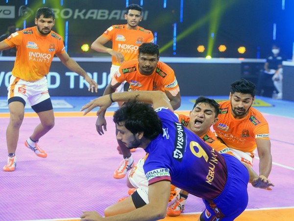 Puneri Paltan's defence in action against Delhi (Photo: PKL)