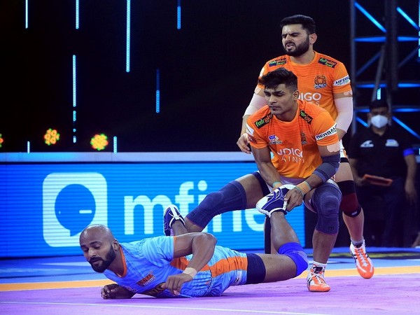 Puneri Paltan raider Aslam Inamdar gets into defensive mode and tries to block Bengal Warriors raider Akash Pikalmunde (Image: PKL)