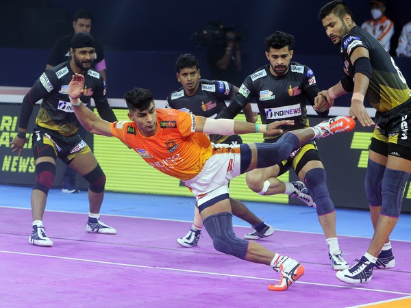 Puneri Paltan's Aslam Inamdar in action (Photo/PKL)