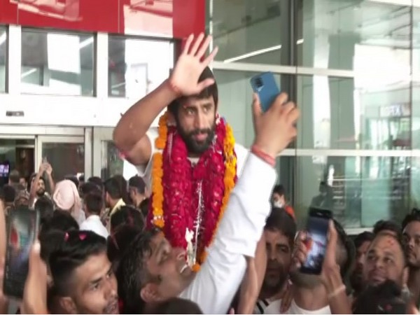 Wrestler Bajrang Punia clicking a picture with fan. (Photo- ANI)
