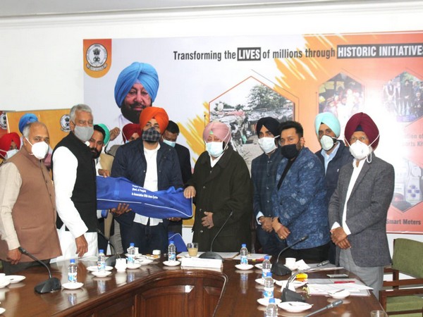 Punjab Chief Minister Captain Amarinder Singh distributes 2500 Sports Kits to youth (Photo: Twitter)