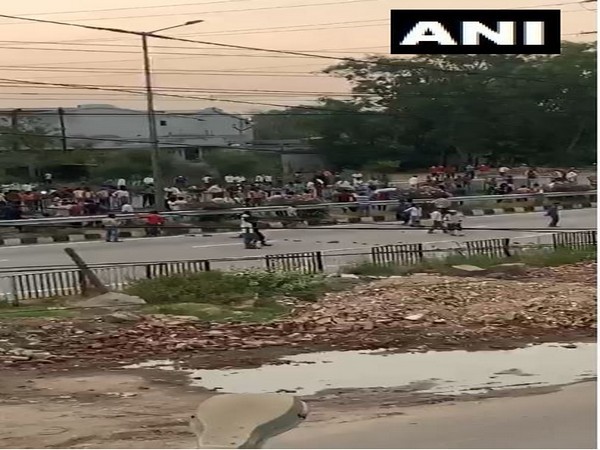 Migrant workers blocked road in Ludhiana's Dhandari 