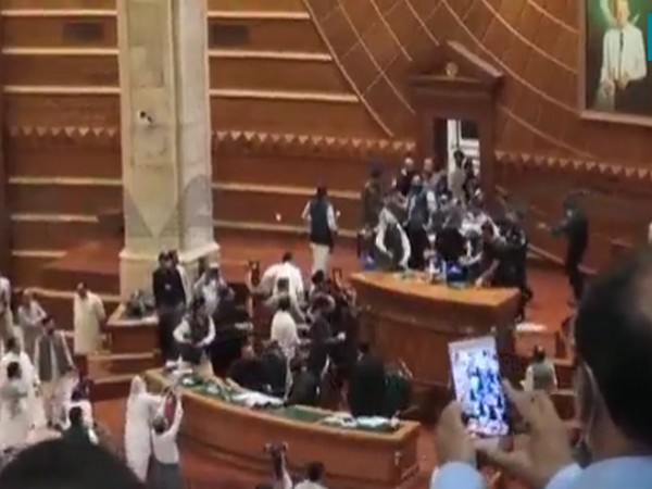 Ruckus in Punjab Assembly (Photo: Twitter/Samaa English)