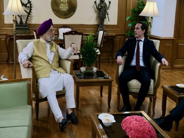 Union Minister for Housing & Urban Affairs, Hardeep Singh Puri with French Minister of State for Transport of France, Jean-Baptiste Djebbari. (Photo Credit - Twitter)