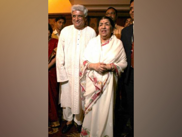Javed Akhtar and Lata Mangeshkar (Image source: Twitter)