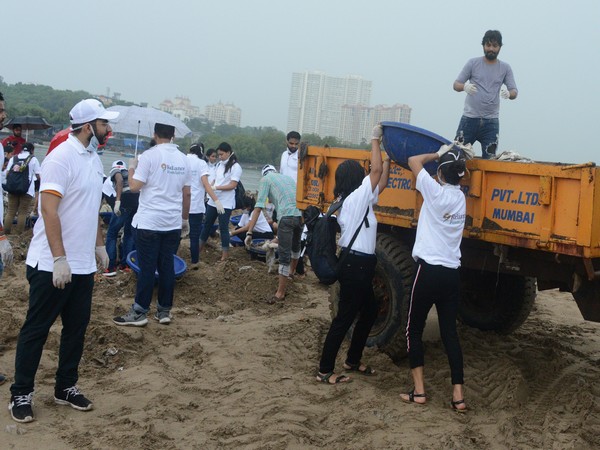 RIL trainee engineers in actions at Versova Beach cleanup  in Mumbai, Maharashtra