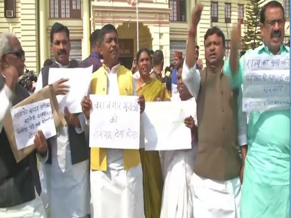 RJD, Congress protesting outside Vidhan Sabha in Patna on Wednesday. Photo/ANI
