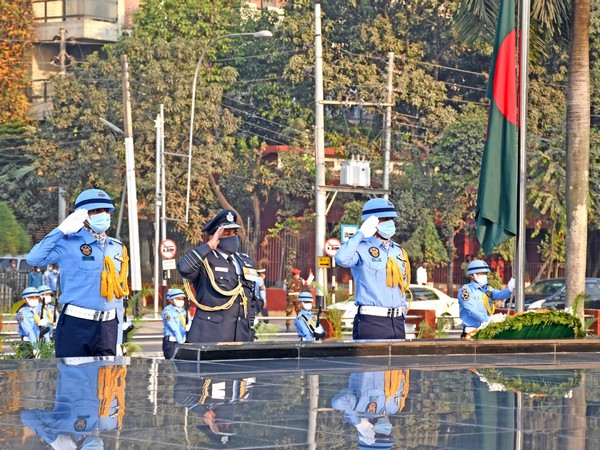 Air Chief Marshal RKS Bhadauria paying tribute to Bangladesh Armed Forces at Shikha Anirban (Twitter)