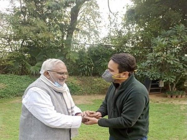 RLD chief Jayant Singh welcomes senior Congress leader Gajraj Singh in the party