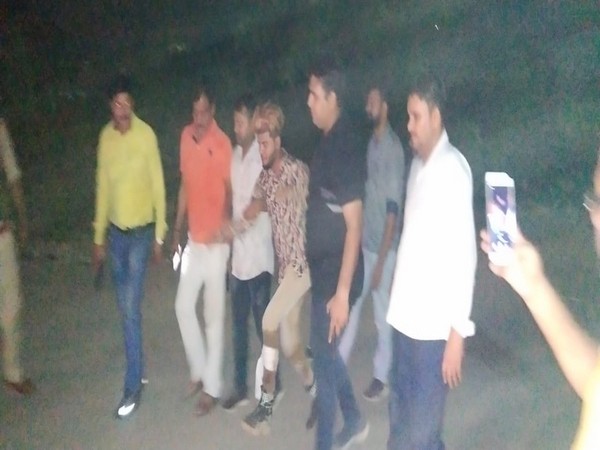 Noida Police with the apprehended criminal Irshad Saifi (Picture Courtesy: @noidapolice) 