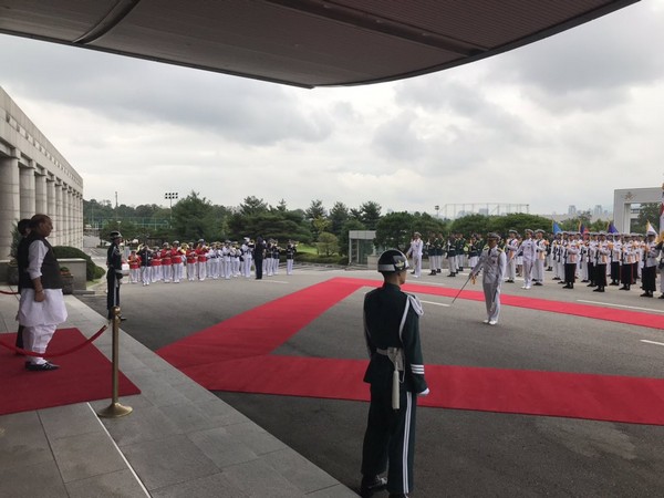 Union Defence Minister Rajnath Singh accorded the ‘Guard of Honour’ by the Tri-Services of Republic of Korea’s Defence Forces  (Picture Credits: Defence Ministry/Twitter)