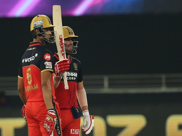 RCB's AB de Villiers and Shivam Dube (Photo/ iplt20.com)