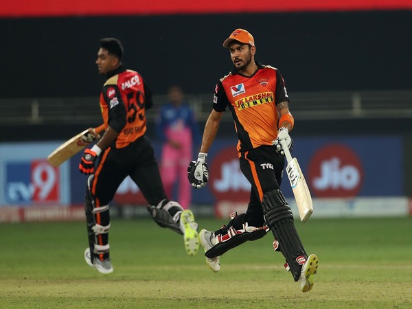 Manish Pandey and Vijay Shankar in action against Rajasthan Royals (Photo/ iplt20.com)