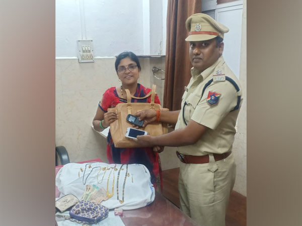 RPF Dadar helped find and returned a lost purse to Meenal on Saturday.