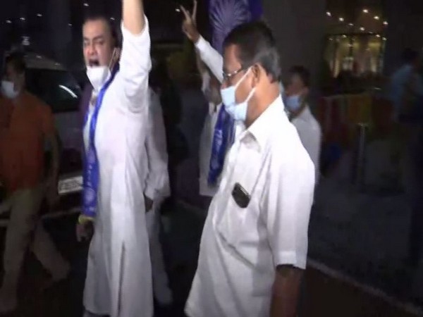 Republican Party of India workers protested outside the Mumbai airport on Tuesday. [Photo/ANI]