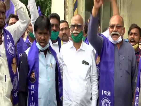 RPI workers protest against the attack on Former Naval officer Madan Sharma in Mumbai on Monday. [Photo/ANI]