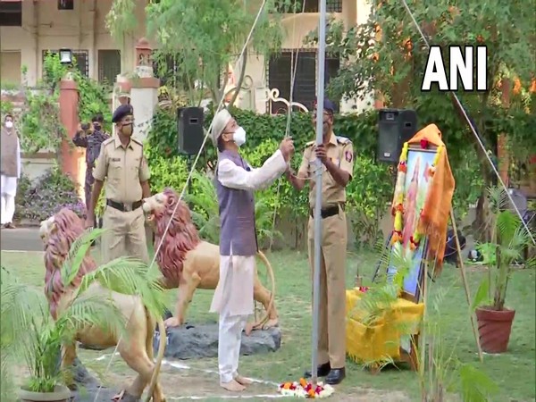 RSS' Nagpur Mahanagar sanghchalak Rajesh Loya unfurls the national flag at RSS Headquarters in Nagpur.(ANI/photo)